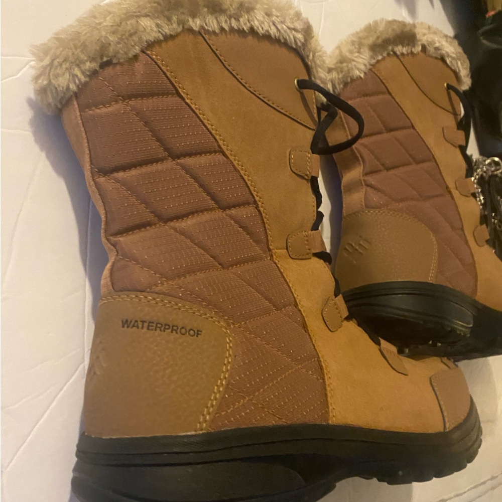 Columbia Woman’s Boots Size 10.5